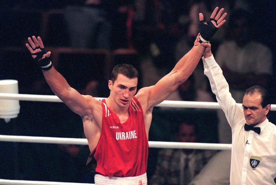 Wladimir Klitschko Ukraine wird vom Ringrichter zum Olympiasieger 1996 erklärt | Author: 