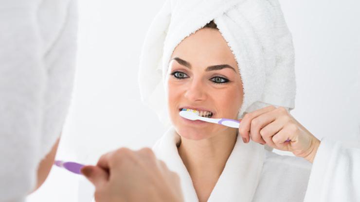 Žena pere zube
