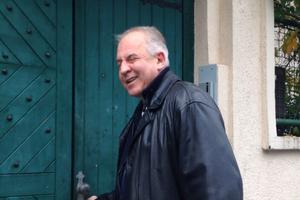 Ivo Sanader izlazi iz svoje kuće u Kozarčevoj