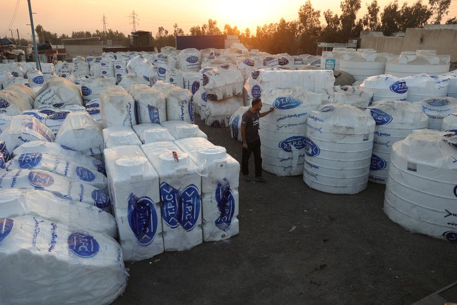 People shop water storage tanks following a drought crisis in Tehran | Author: Majid Asgaripour
