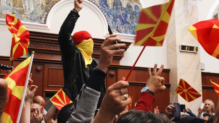 Prosvjednici upali u makedonski parlament