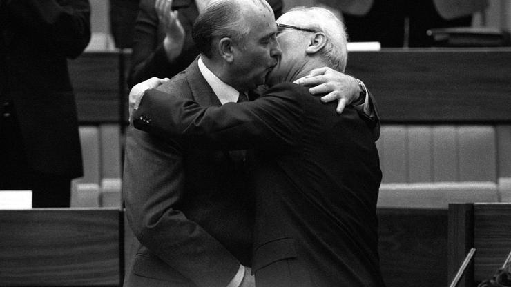 Historischer Bruderkuss zwischen Erich Honecker (GDR/Staats- und Parteichef der DDR) und Michail Gorbatschow (li./URS/P