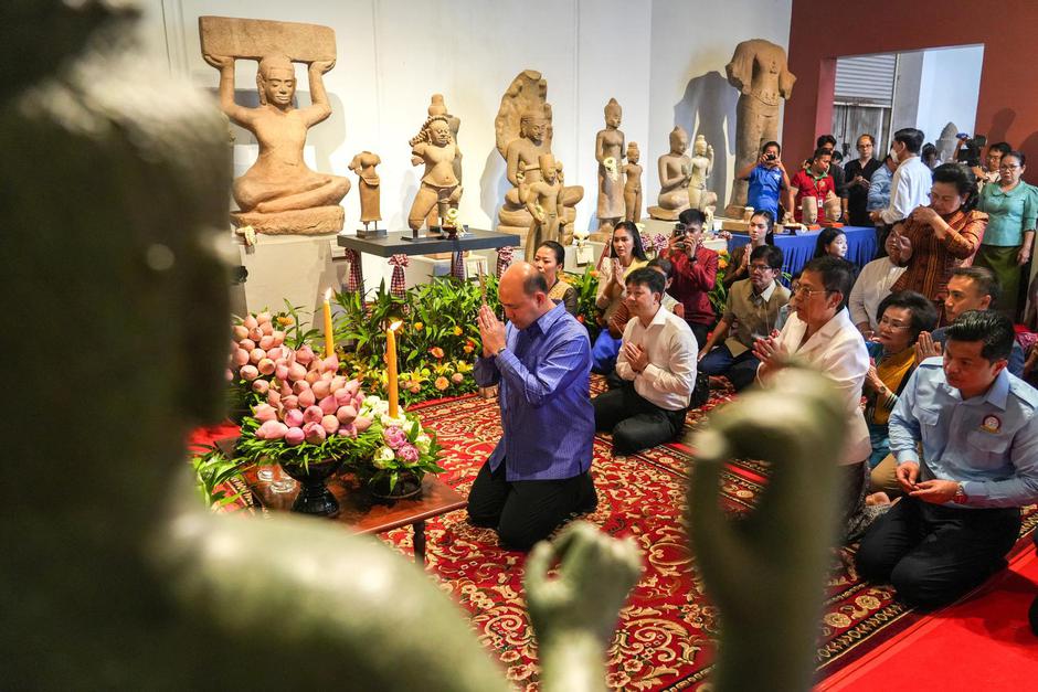 Artefacts returned to Cambodia | Author: Soveit Yarn/REUTERS