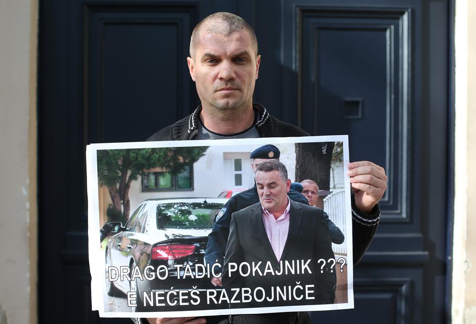 Ramiz Pandžić pred USKOK-om prosvjeduje protiv Drage Tadića | Author: Sanjin Strukic/PIXSELL
