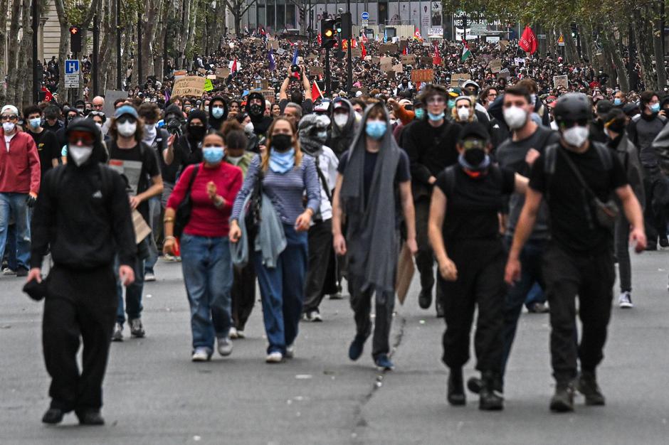 Paris, France. 13th Oct, 2026. High school and autonomous protesters clash with riot police in Paris, October 13, 2026. - 13/10/2026 - France/Ile-de-France (region)/Paris - Julien Mattia/Le Pictorium Credit: LE PICTORIUM/Alamy Live News | Author: Profimedia