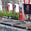 Moscow, Russia. 09 May, 2025. Russian army soldiers march past the review stand during the annual Victory Day military parade through Red Square, May 9, 2025, in Moscow, Russia.  Credit: Kremlin Pool/Russian Government/Alamy Live News