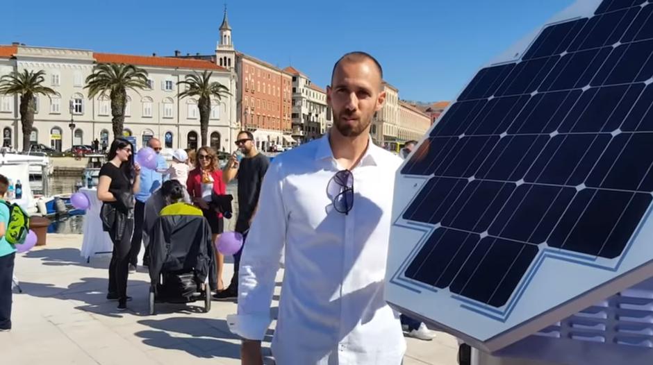 Luka Vuković sa solarnim foto stupom | Author: YouTube
