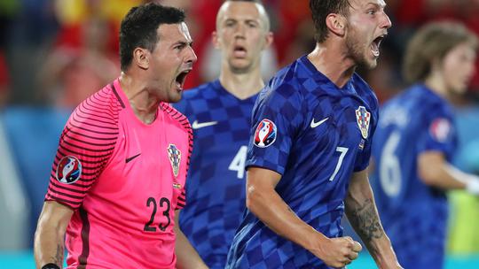 Bordeaux: Danijel Subašić slavi nakon obrane jedanaesterca Sergija Ramosa