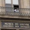 Louvre Museum closed after armed robbery targets crown jewels in Paris