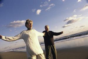 Dvoje umirovljenika uživaju na plaži