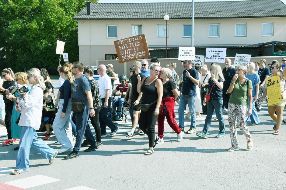 Siščani ne žele biti Smetlišćani” organizirali su prosvjed pod nazivom „NE TOSKA! Imamo Zeleni brijeg nećemo Crno brdo.“ | Author: Nikola Cutuk/PIXSELL
