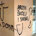 Šovinistički primitivni natpis na školi u Splitu