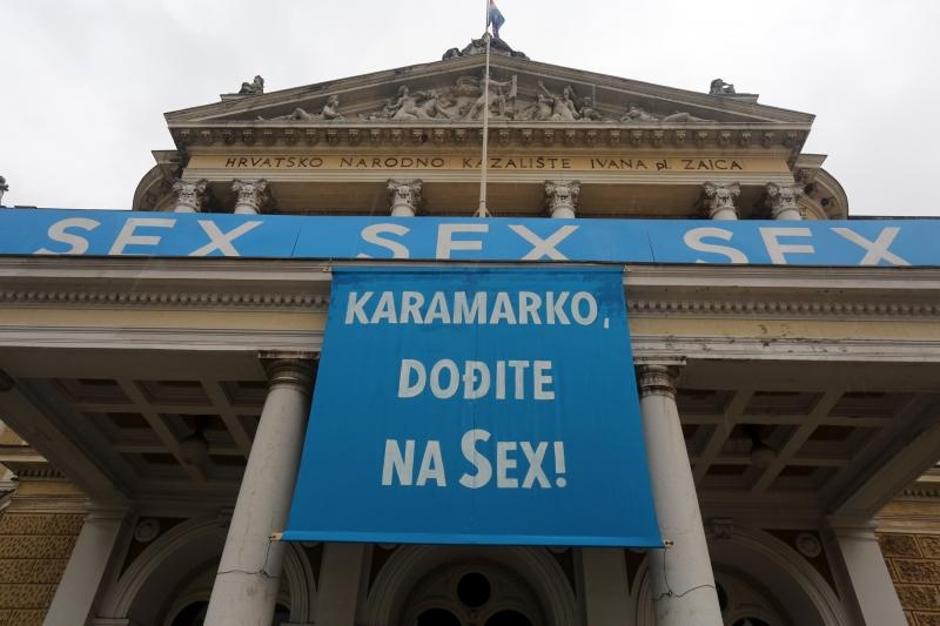 Poruka Tomislavu Karamarku na pročelju HNK-a "Karamarko dođite na SEX!" | Author: Goran Kovacic (PIXSELL)