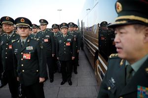 Delegati kineske vojske prije sjednice parlamenta