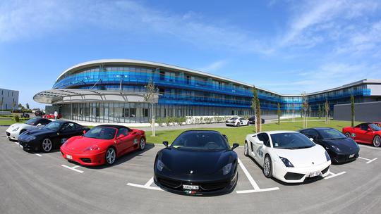 Posche, Lamborghin, Ferrari i Aston Martin ispred hotela Punta Skala
