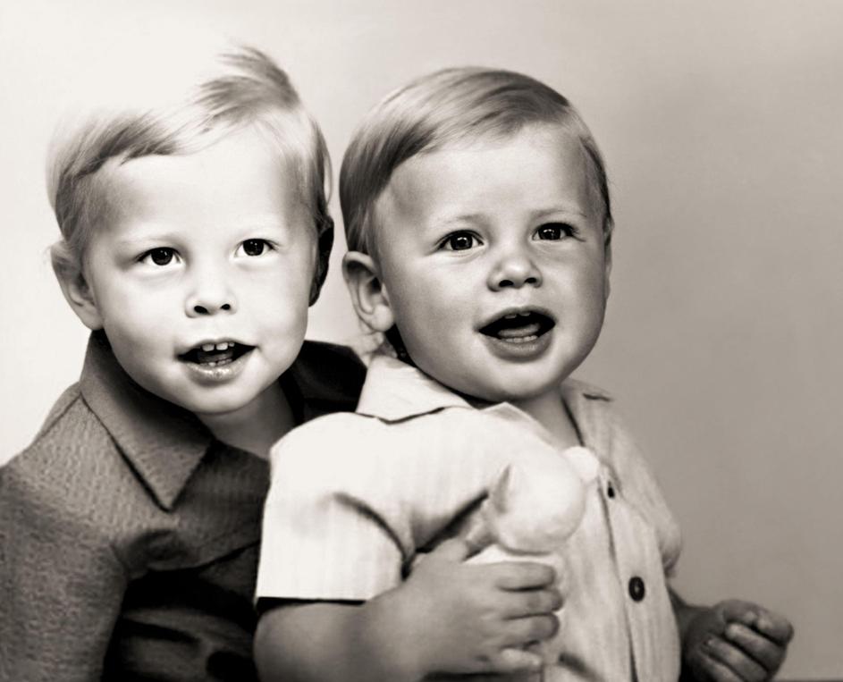 1974 ca, Pretoria , SOUTH AFRICA : The celebrated american ELON Reeve MUSK ( bo​rn in Pretoria, 28 june 1971​ ) when was a young boy aged 3 with his little brother KIMBAL ( born in 1972 ).  South African born, naturalizated U.S.  business magnate , invest