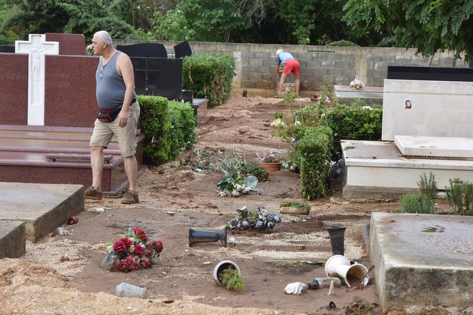 Zadar: Radnici saniraju štetu na gradskom groblju kako bi ga osposobili za pokope
