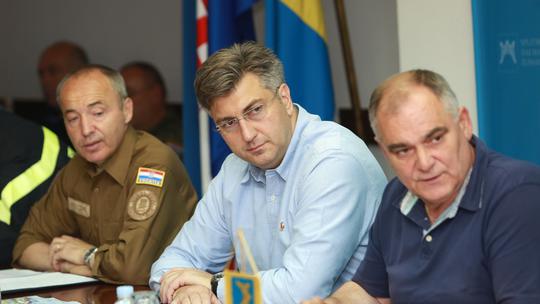 Andrej Plenković s ministrom obrane Krstičevićem i županom Bobanom