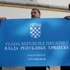 Milljak i aktivisti HČSP pred Banskim dvorima s dvojezičnom pločom Vlade RH