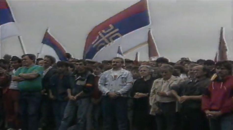 U gradu psihoza, s radija tre&scaron;ti 'Mar&scaron; na Drinu'... Zabarikadiran Knin 1990.
