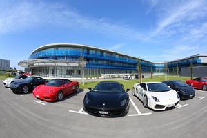Posche, Lamborghin, Ferrari i Aston Martin ispred hotela Punta Skala