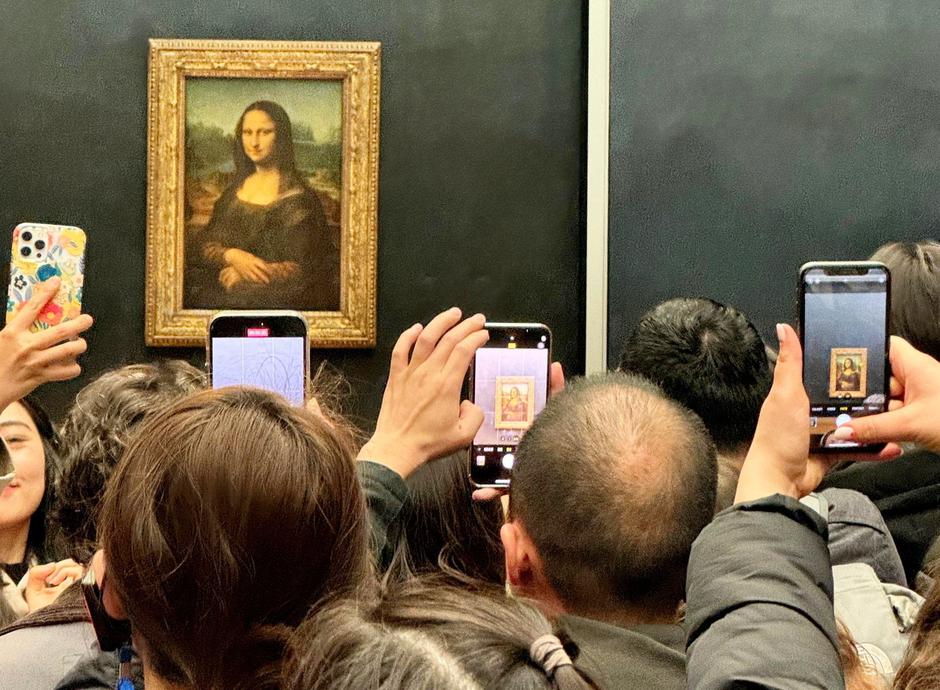 iPHONA LISA - Brit artist creates Mona Lisa mural using 100 iPhones | Author: 