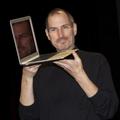 Steve Jobs drži u rukama MacBook Air