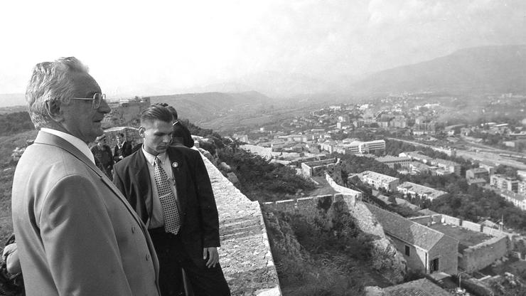 Predsjednik Franjo Tuđman s brojnim uglednicima posjetio je Grad Knin nakon VRO Oluja