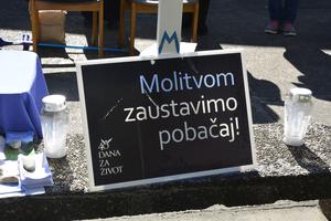 Slavonski Brod: Aktivistice molitvene zajednice "40 dana za život" mole ispred Opće bolnice