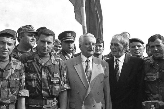 Predsjednik Franjo Tuđman s brojnim uglednicima posjetio je Grad Knin nakon VRO Oluja