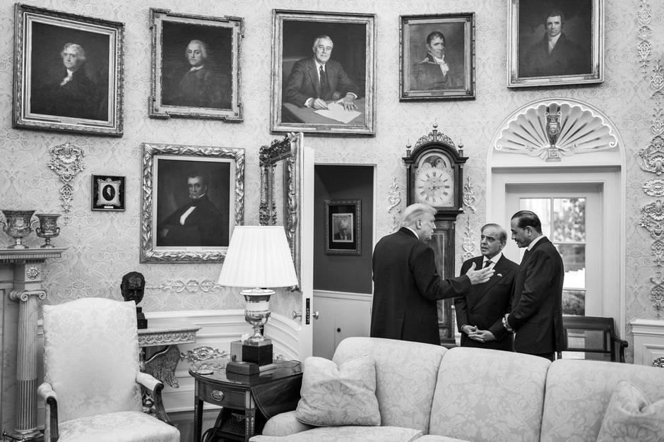 President Donald Trump speaks with Prime Minister Shehbaz Sharif and Field Marshal Asim Munir of Pakistan, Thursday, September 25, 2025, in the Oval Office after a meeting. (Official White House Photo by Daniel Torok) | Author: Profimedia