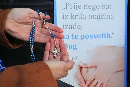 Ispred bolnice moli se za žene koja dolaze na pobačaj