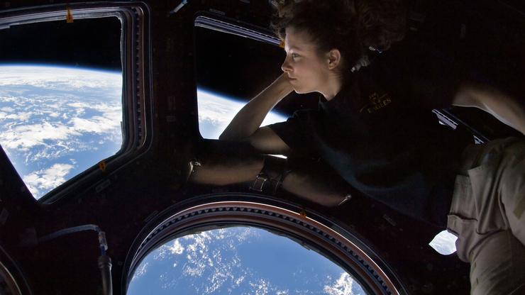 Astronautkinja promatra zemlju iz ISS-a
