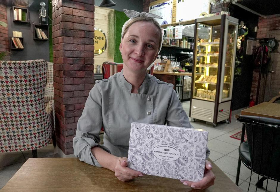 Artisan toffee maker Anna Starostina poses for a picture in Ramenskoye | Author: LEV SERGEEV/REUTERS