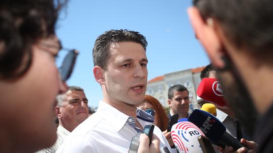 Božo Petrov obraća se novinarima na splitskoj Rivi