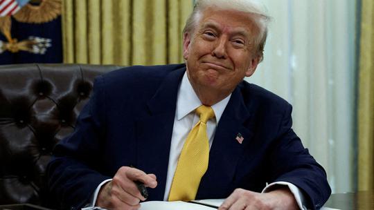 FILE PHOTO: FILE PHOTO: U.S. President Donald Trump signs an executive order in the Oval Office of the White House in Washington