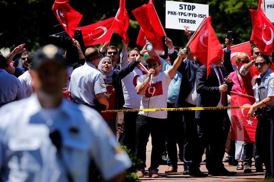 Erdogan u Washingtonu poslao snagatore da tuku prosvjednike, svibanj 2017.