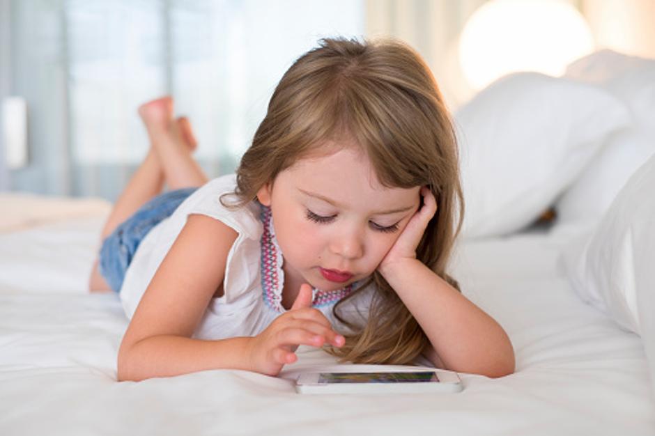 Djevojčica se igra sa smartphoneom | Author: Thinkstock