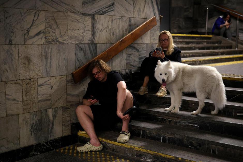 People shelter in a metro station during Russian missile and drone attacks in Kyiv | Author: Thomas Peter/REUTERS