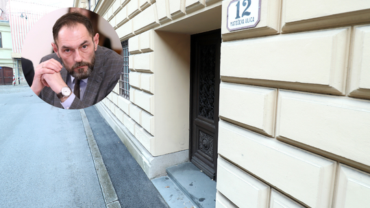 Dražen Jelenić i stražnji ulaz u zgradu Vlade