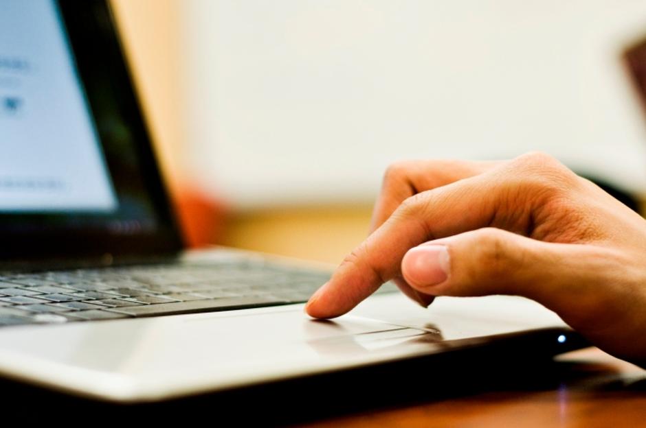 Surfanje internetom preko laptopa | Author: Thinkstock