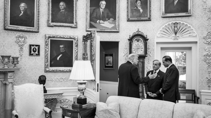 President Donald Trump speaks with Prime Minister Shehbaz Sharif and Field Marshal Asim Munir of Pakistan, Thursday, September 25, 2025, in the Oval Office after a meeting. (Official White House Photo by Daniel Torok)
