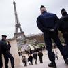 Policija u Parizu, ispred Eiffelovog tornja