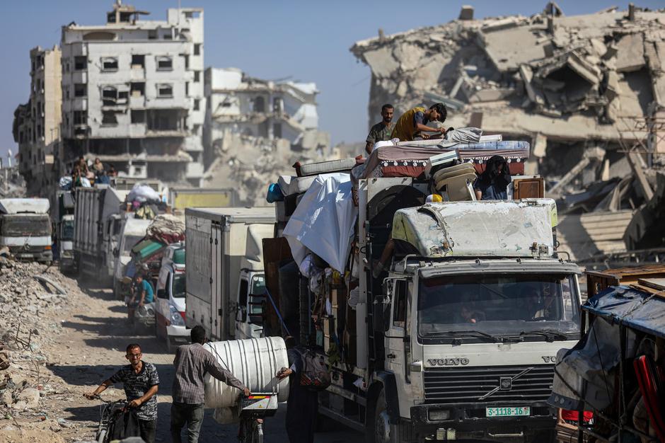 Homeless Palestinians shelter outisde Al-Quds Hospital in Gaza City | Author: Profimedia