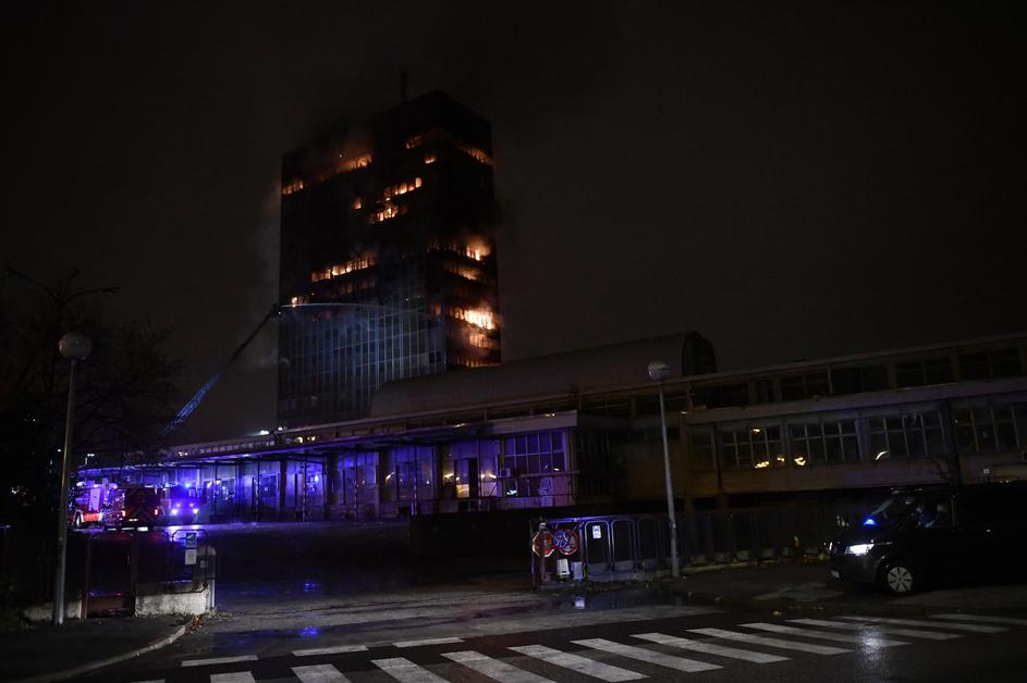 Zagreb: Požar guta  Vjesnikov neboder