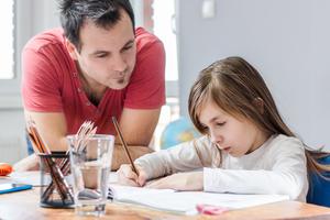 Otac pomaže kćerki napraviti domaću zadaću