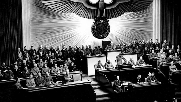 Hitler u trenutku kad proglašava rat protiv Amerike