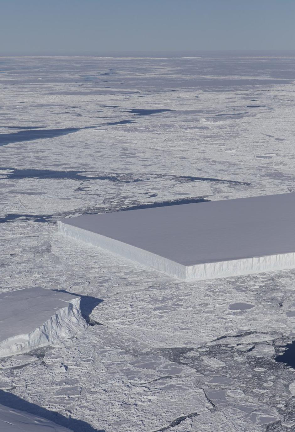 Četvrtasti ledeni brijeg na Antarktici | Author: NASA