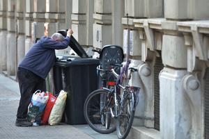 Građani kopaju po smeću u potrazi za povratnom ambalažom