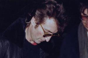 John Lennon potpisuje knjigu Davidu Chapmanu nekoliko sati prije ubojstva